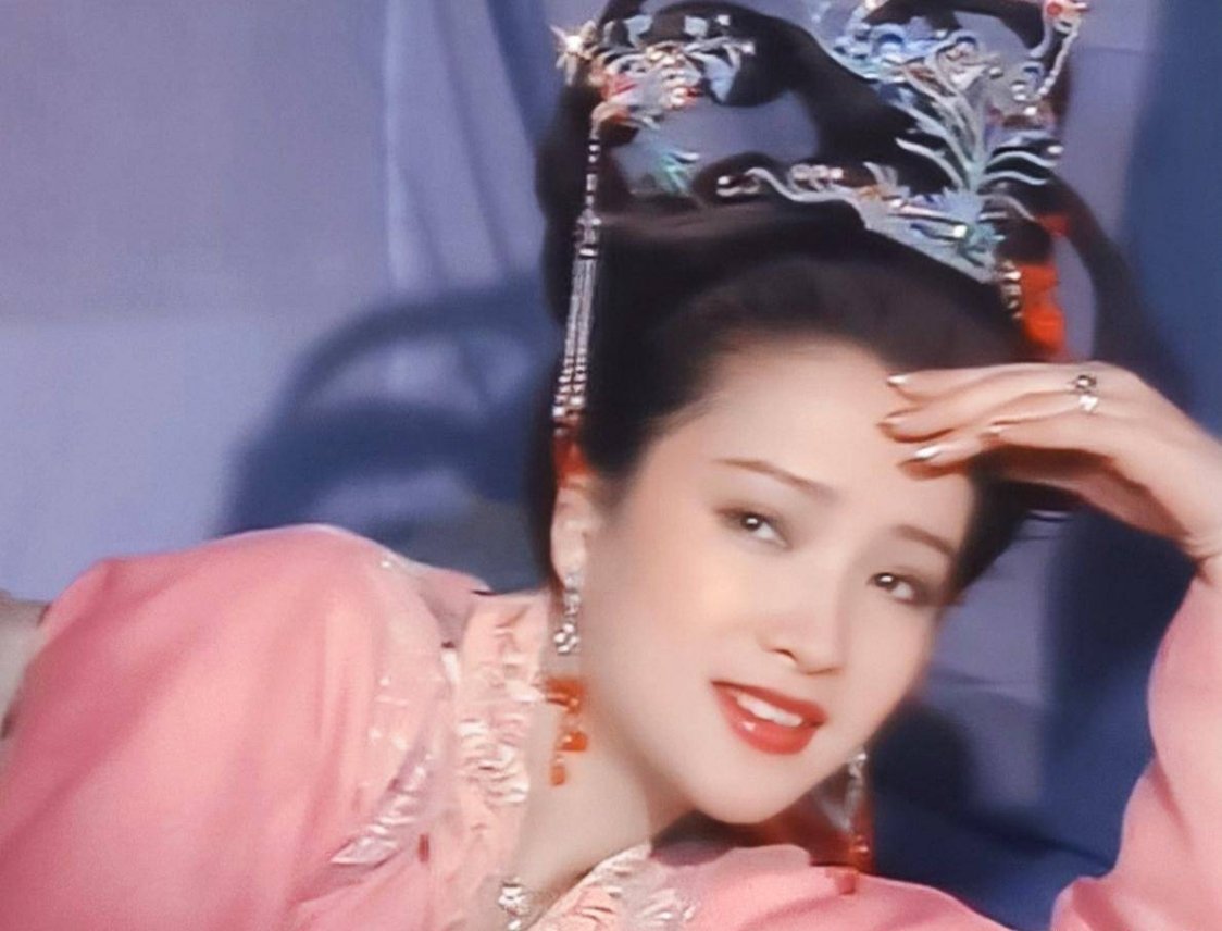 金晨发文悼念何晴一句“戏里给过我温暖的妈妈”道尽深情，《女医明妃传》的戏缘延续成