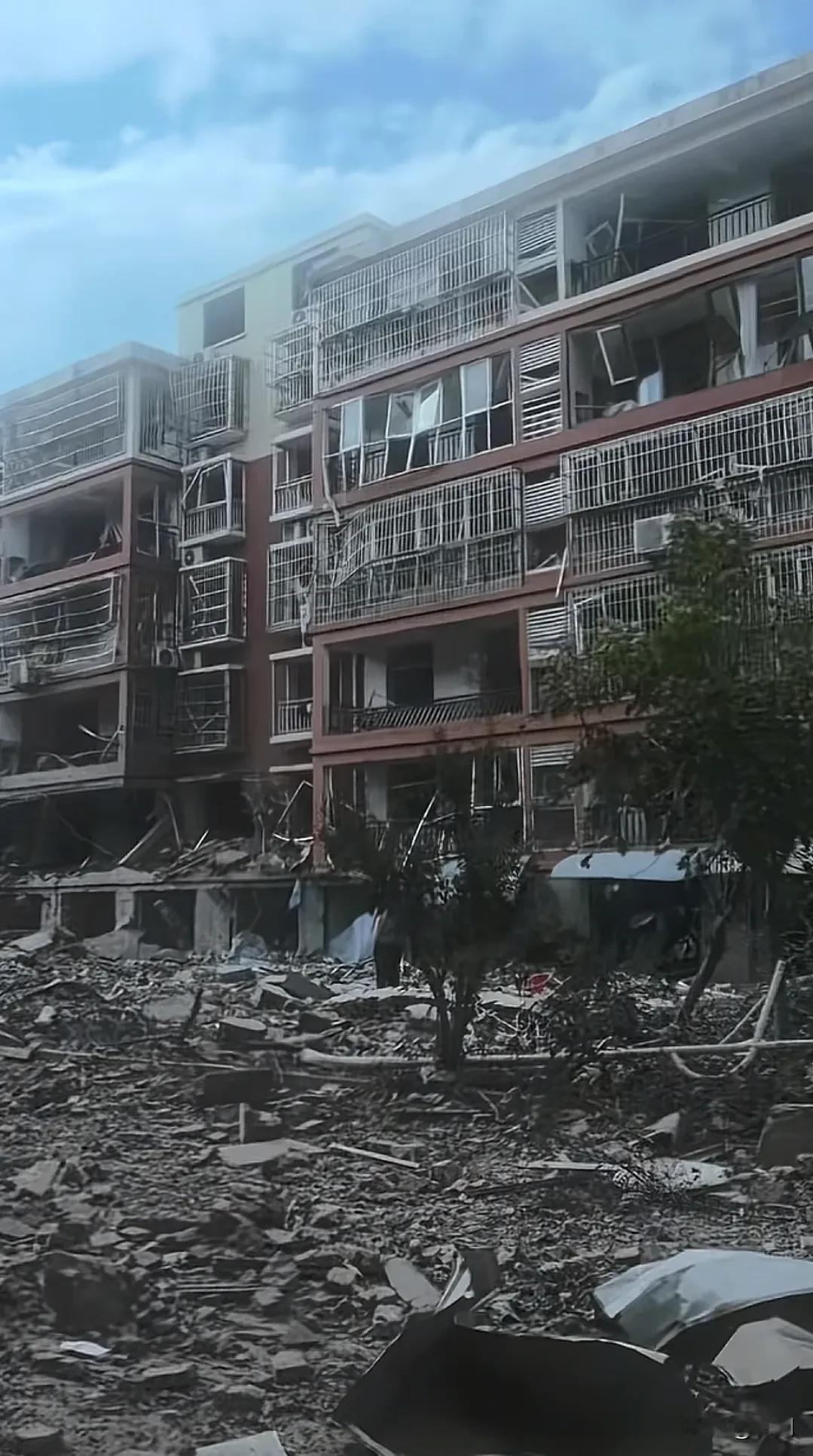 疑似煤气管道爆炸，一栋居民楼受损严重，现场视频曝光，如此重大财产随损失谁来赔偿？