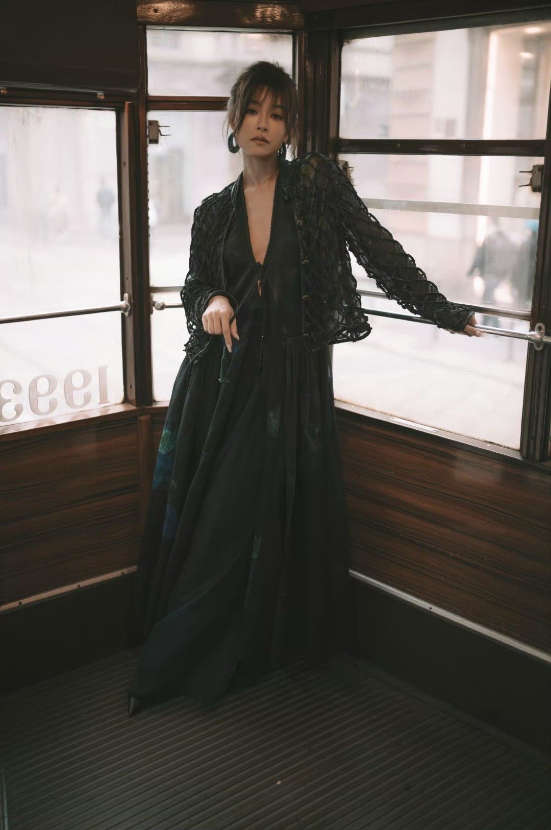 文咏珊 港女保养这一块 文咏珊场外和粉丝互动，这个室外光怼脸镜头，美我一大跳哇！