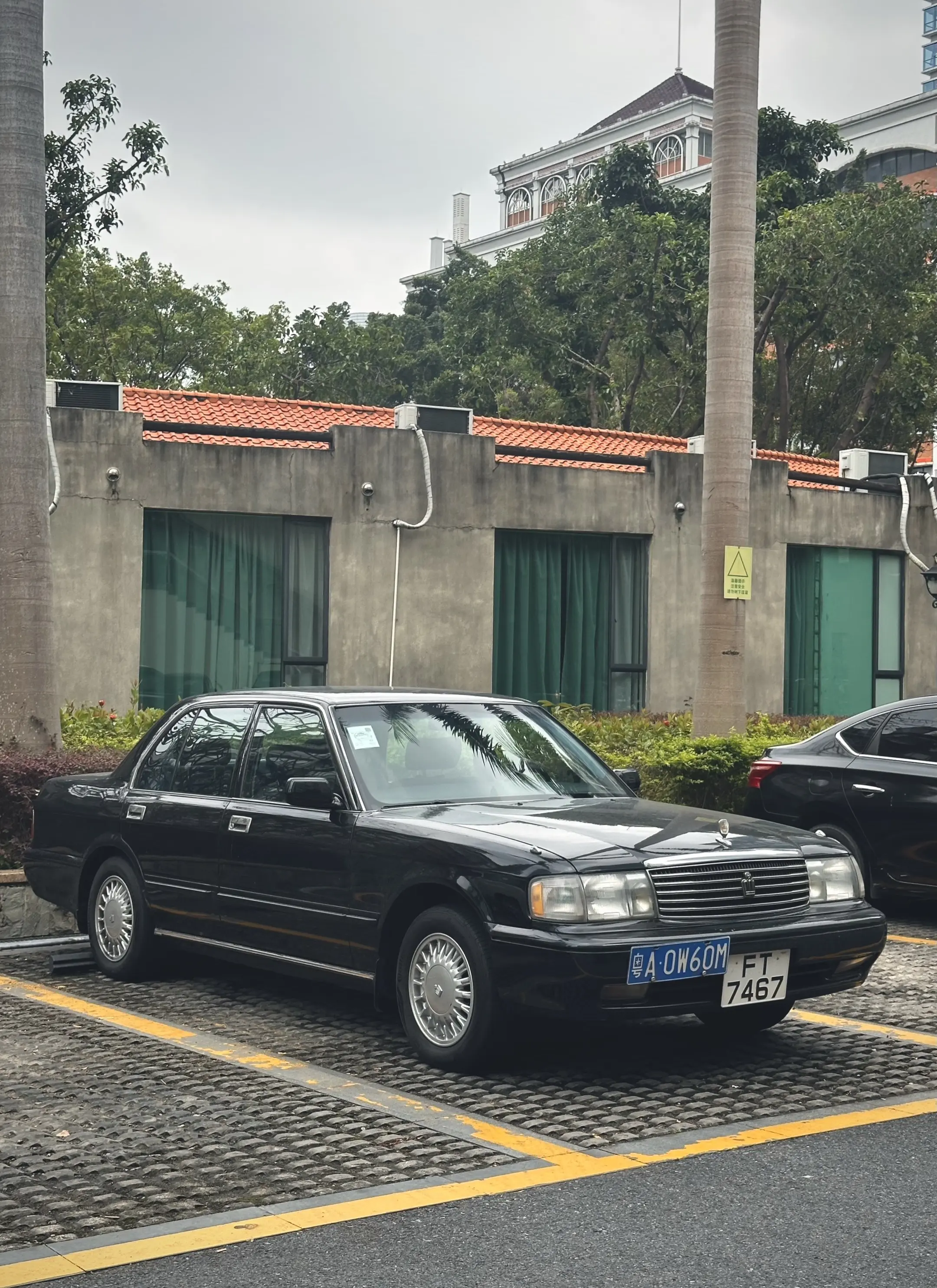 粤A配FT牌的皇冠更有排面。