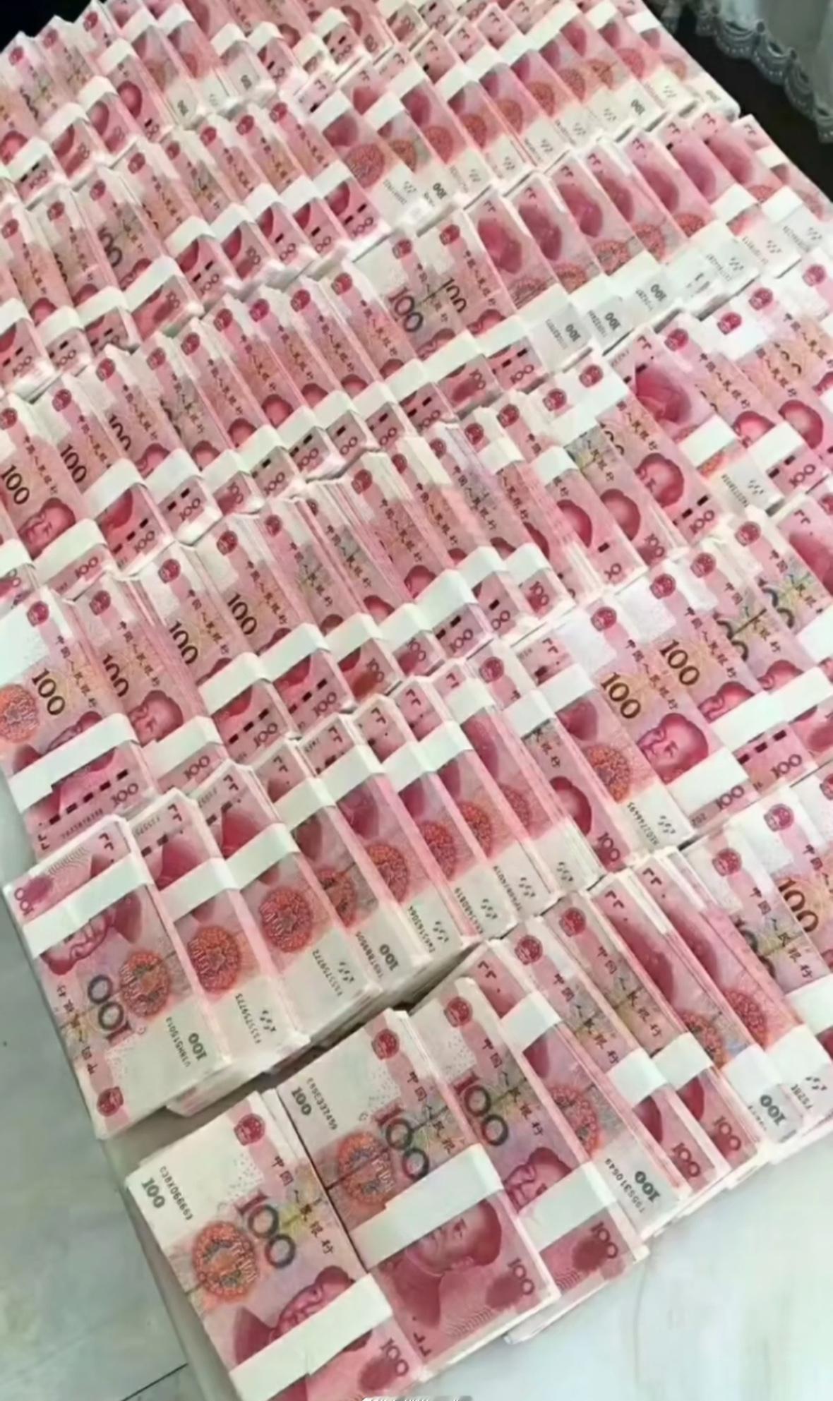 一位哥们随手买了张彩票，结果一刮开，1750万！他当场差点把手机摔了，赶紧拍图发