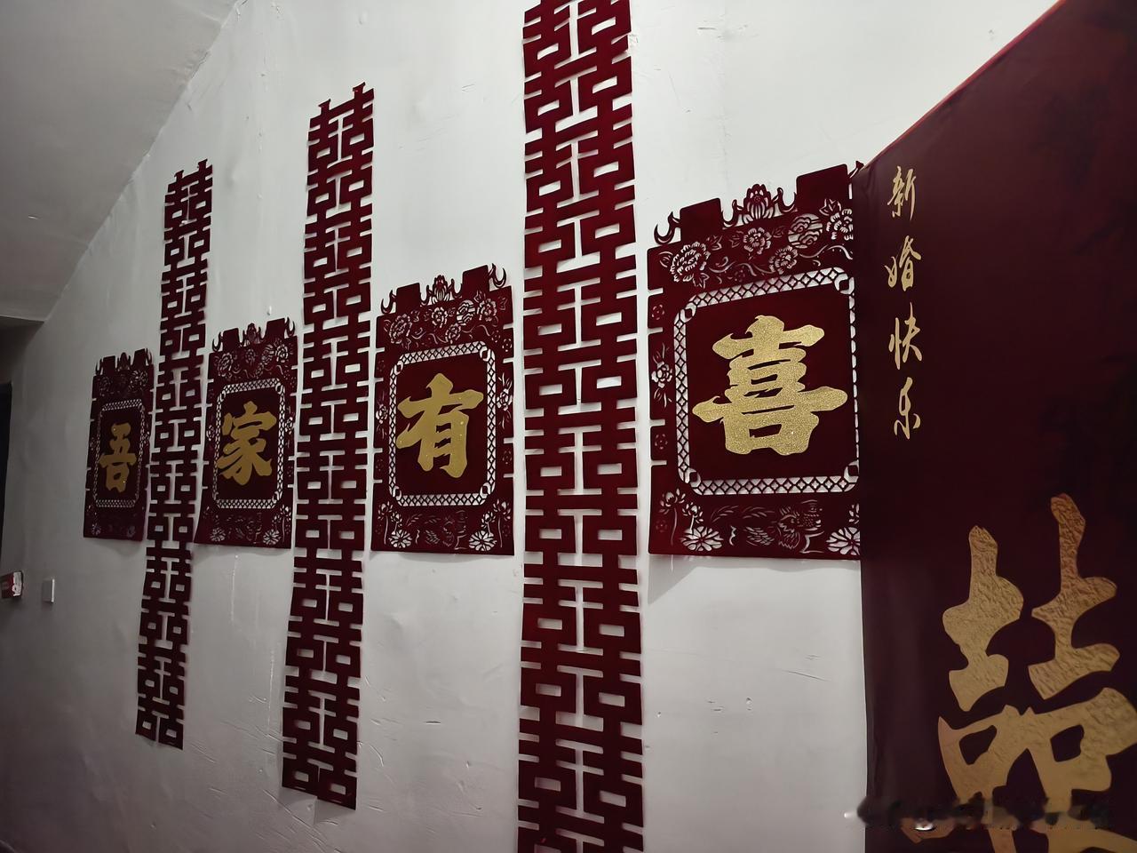 夏日生活打卡季 山西偏关猫姐夜晚回家的时候，拖着疲惫的身躯，走到门口，铺了红地毯
