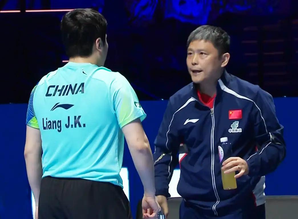 澳门世界杯4月1日晩丄男单小组赛最后一轮，谁赢谁出线，国乒两场比赛同时进行，周启