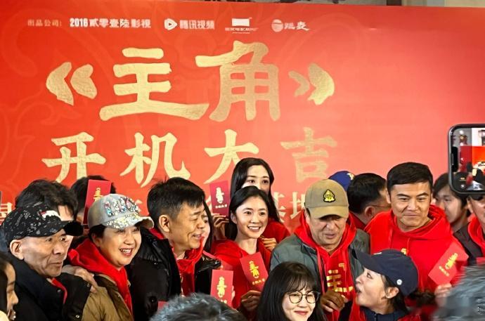 刘浩存《主角》西安开机路透，素颜出镜状态自然，展现真实一面，期待剧中表现。 ​​