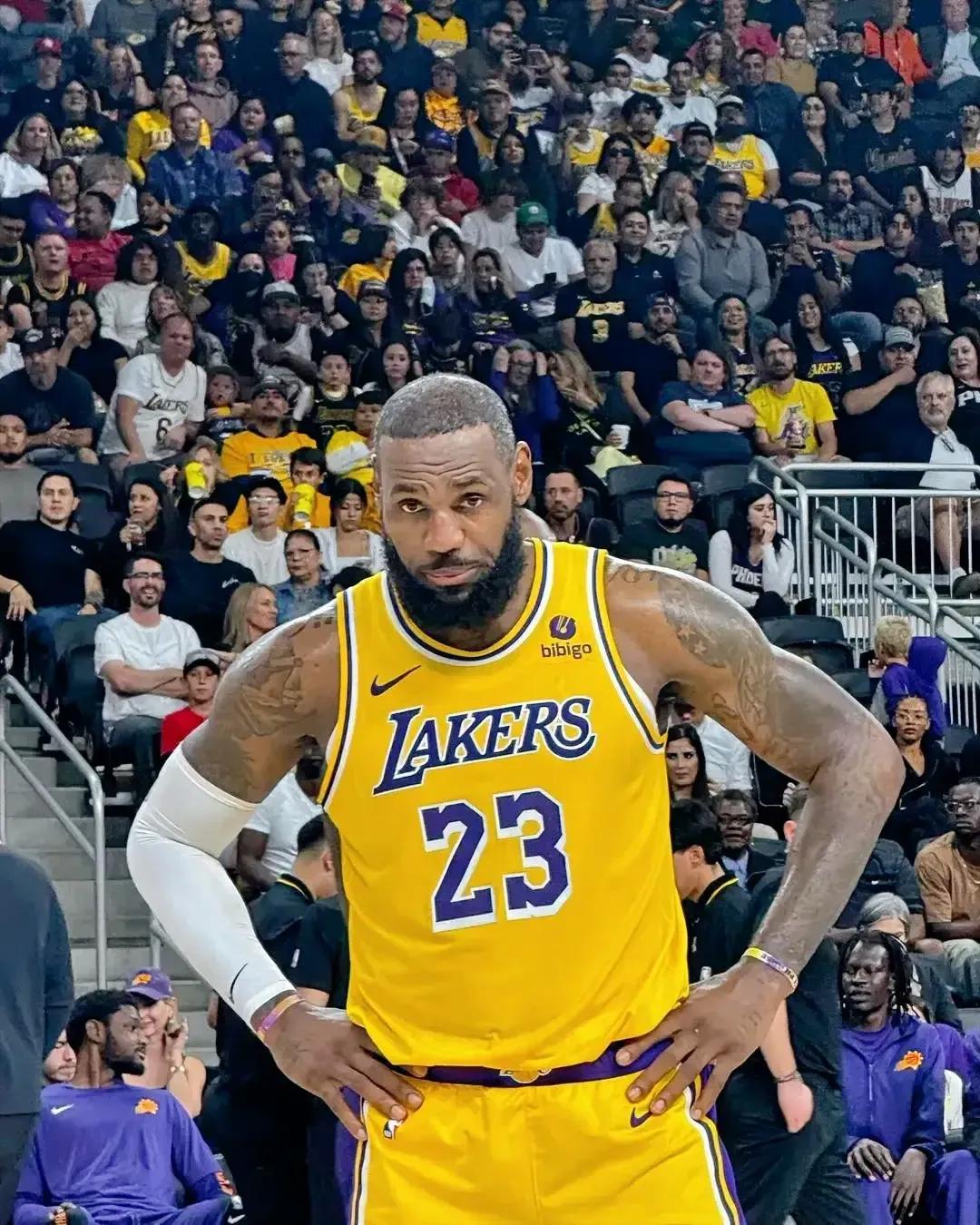 客观公正，NBA现役球员中，历史地位排名前15的球员：

1、勒布朗-詹姆斯
主