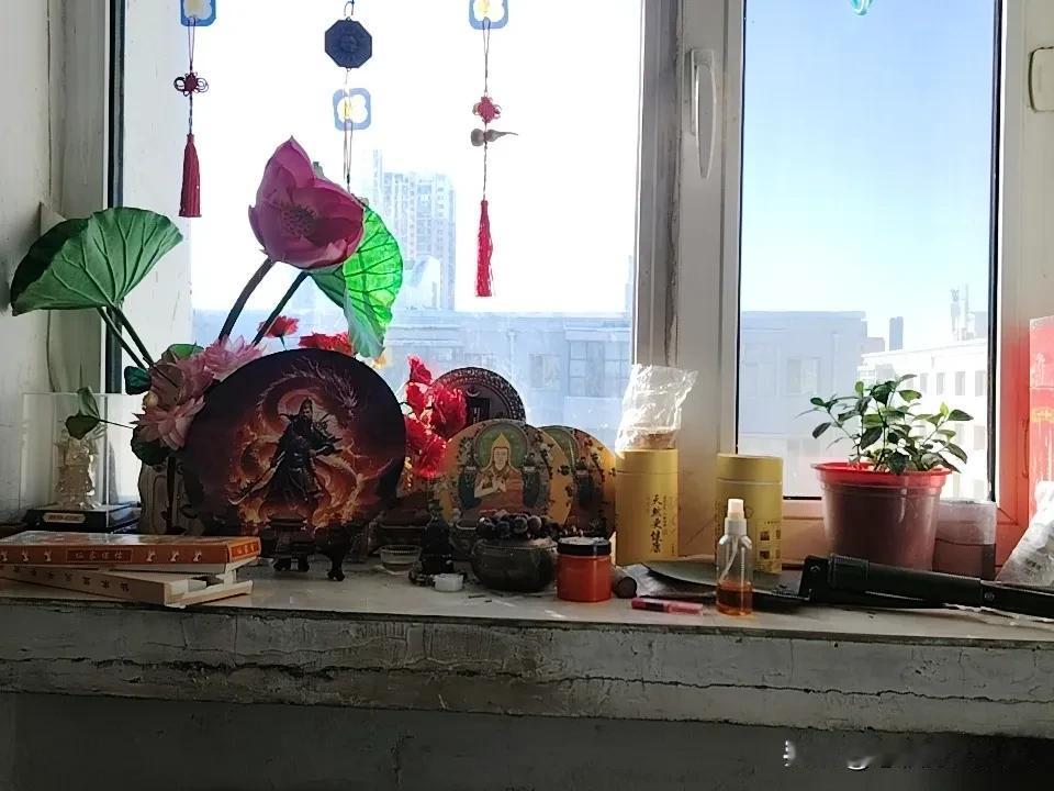 被情所困断红尘。皈依佛门，一心善念！