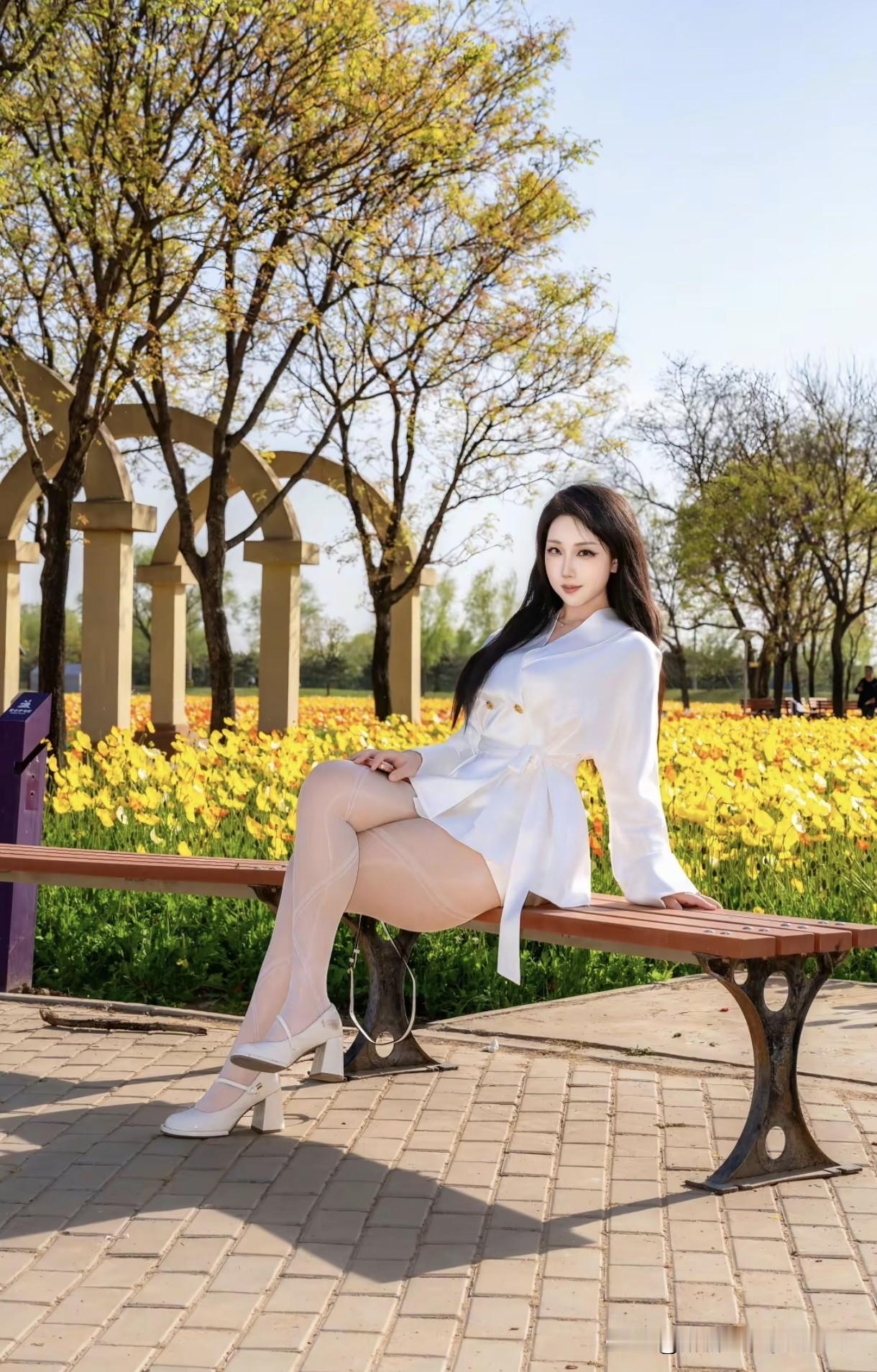 春风拂面笑，花影入梦来。荡漾花间闻花香 晚风迟花影