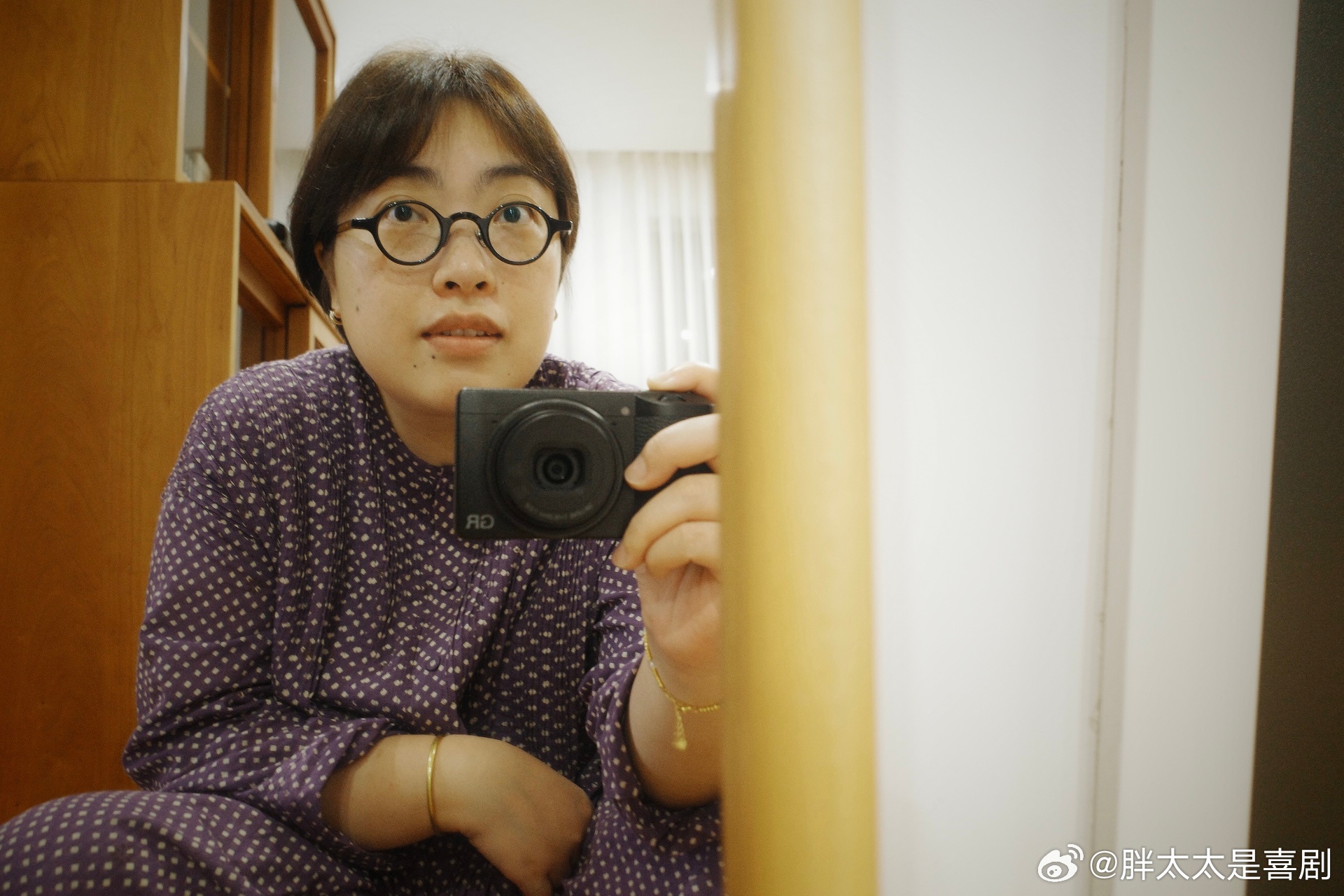 很努力在自拍了/比起一个月前/双下巴又小了一点