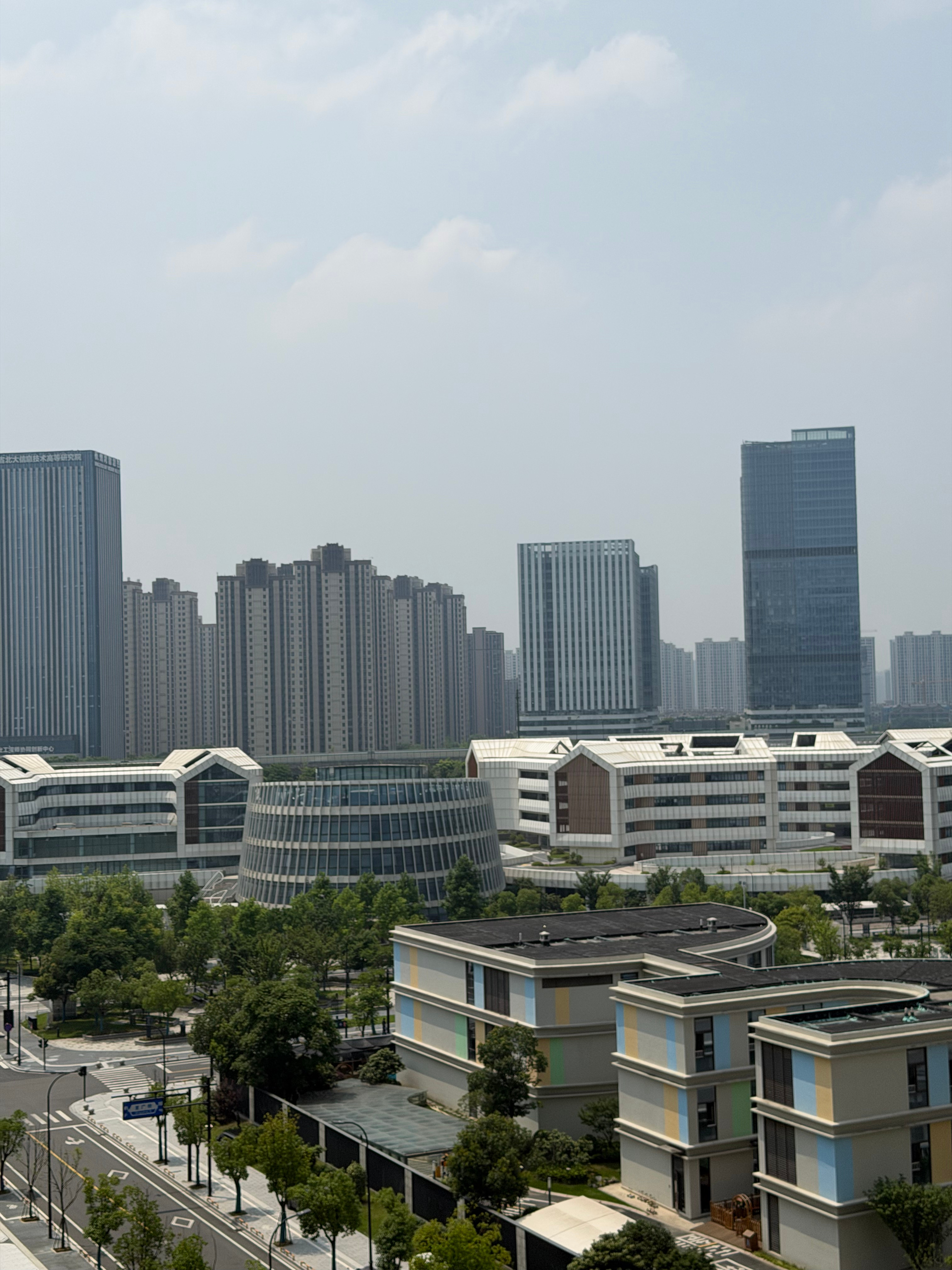 早哇，今天杭州的天气真不错，久违的晴天，不过今天继续出差