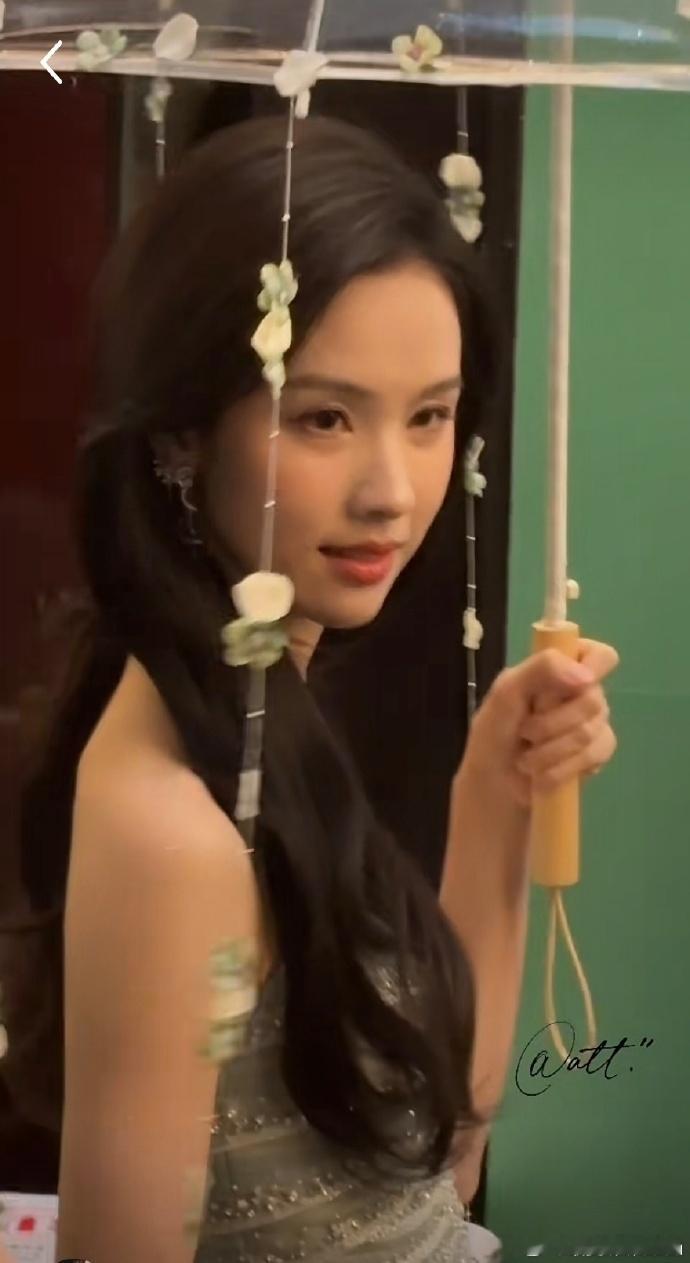 陈都灵行走的绿荷花 陈都灵的气质太绝了！绿荷旗袍穿在她身上，自带水墨江南的韵味，