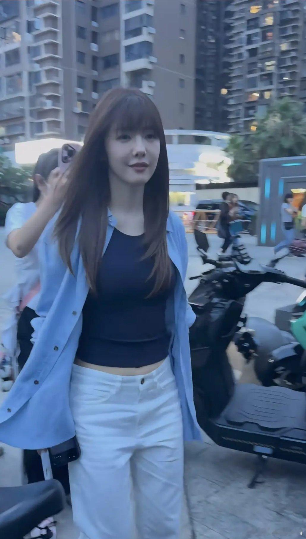 蔡文静拍戏路透流出，齐刘海造型衬得气质温婉柔和。无精修怼脸原生镜头里肤质细腻状态
