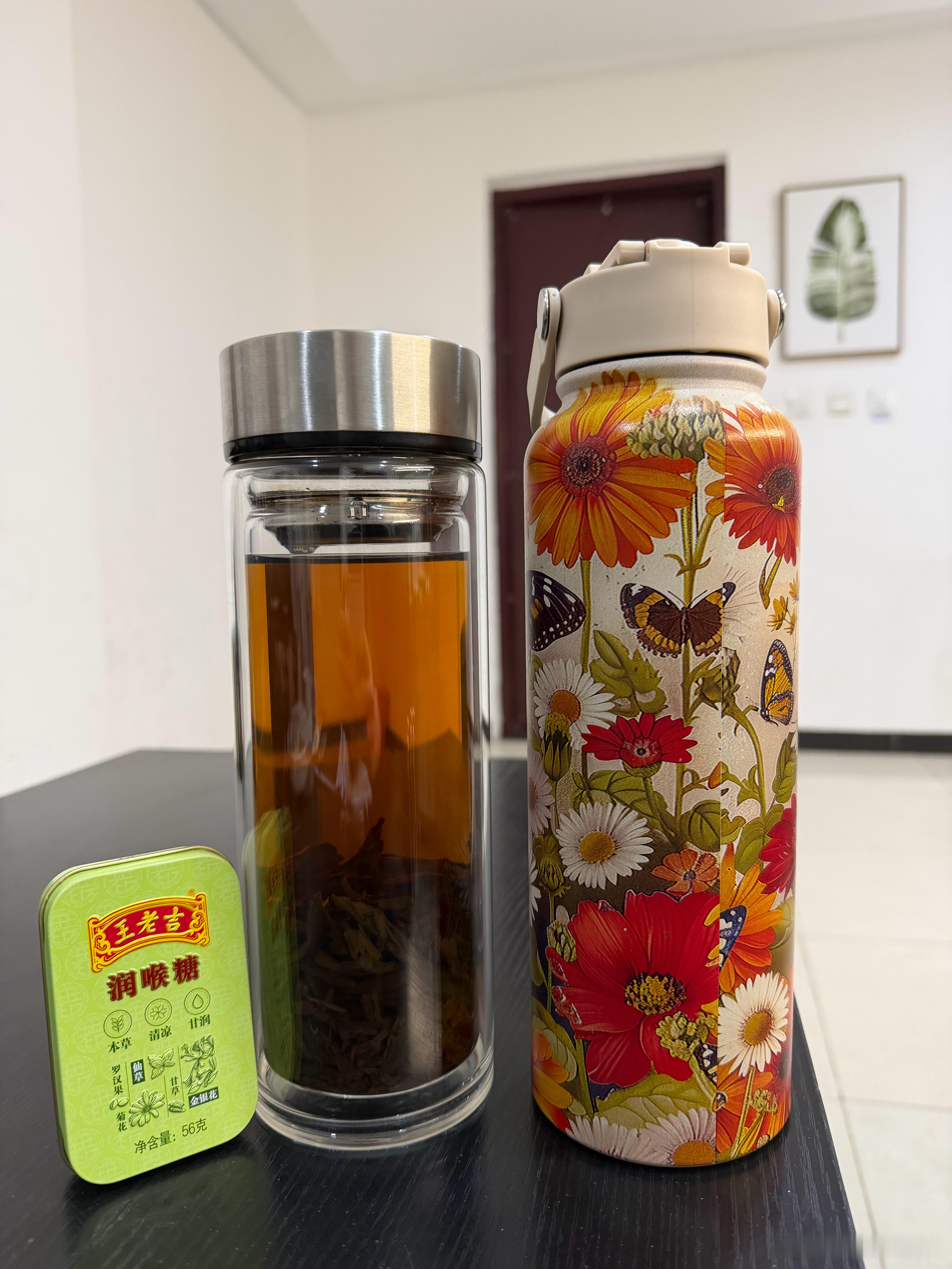 wtt香港总决赛2025  刘指导和侯老师带的水杯，足见对一张球台&七局四胜的重