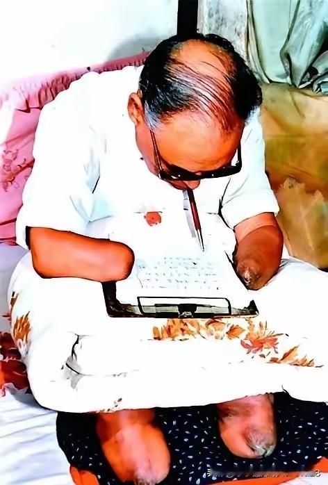 1950年，长津湖战役中，17岁的朱彦夫重伤昏迷，被美军补刀划开肚子，疼醒之后他