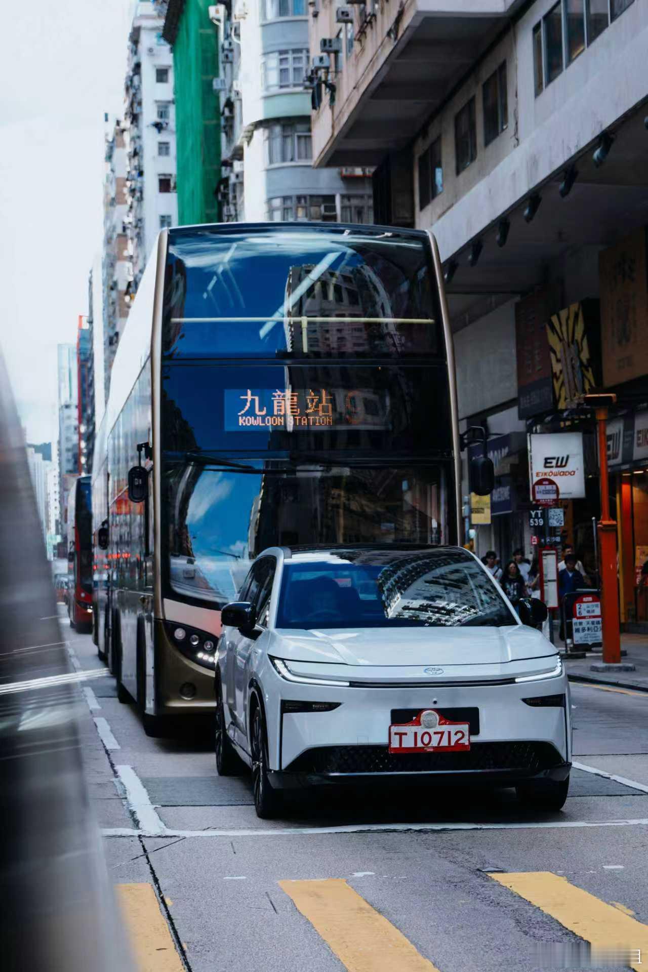 香港街头，竟然出现了一台右舵版铂智3X，在我们的记忆里，合资车的剧本一直是 外方