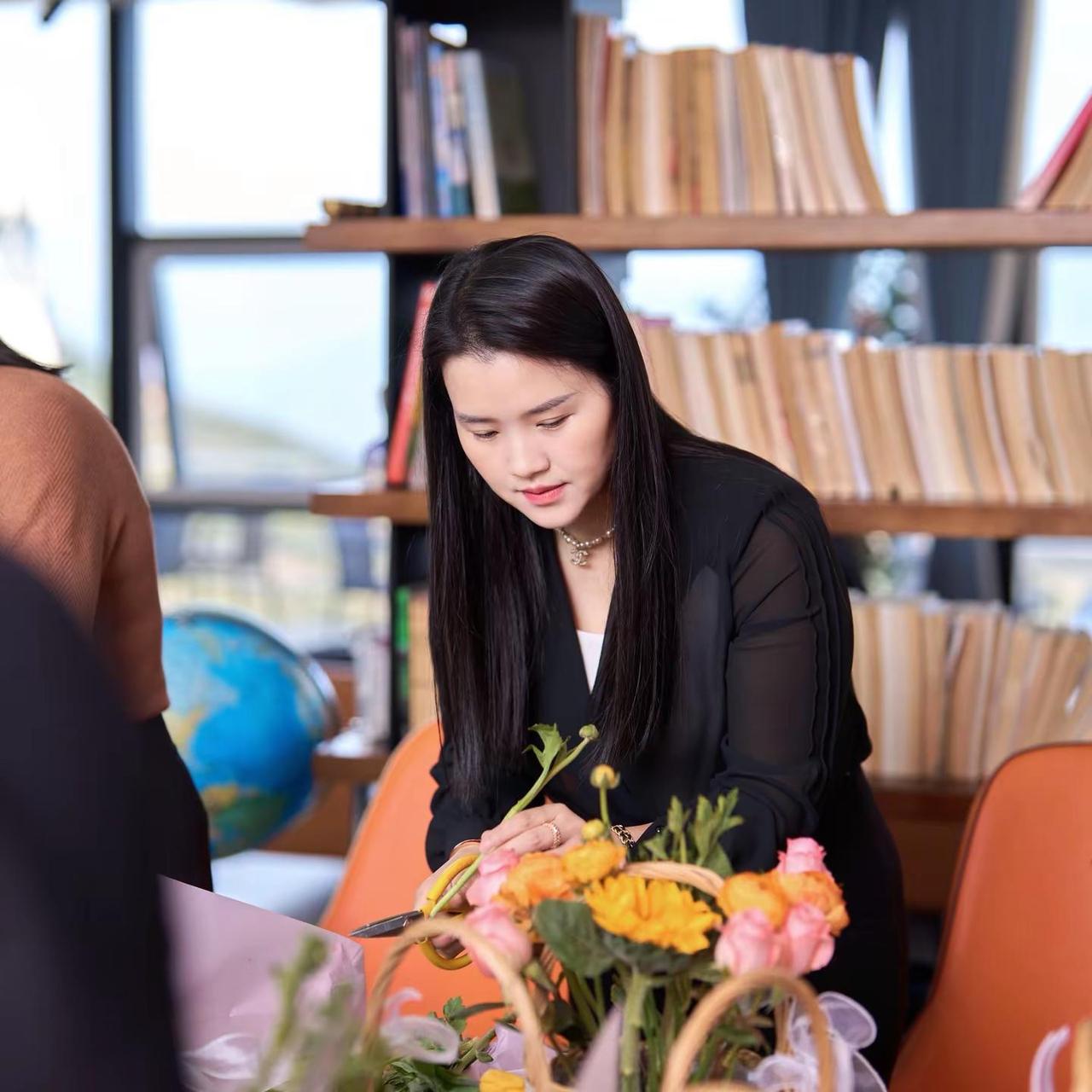 今日份的花艺体验完成✅从构思到成品，每一朵花都有它的位置。享受专注的过程，也收获