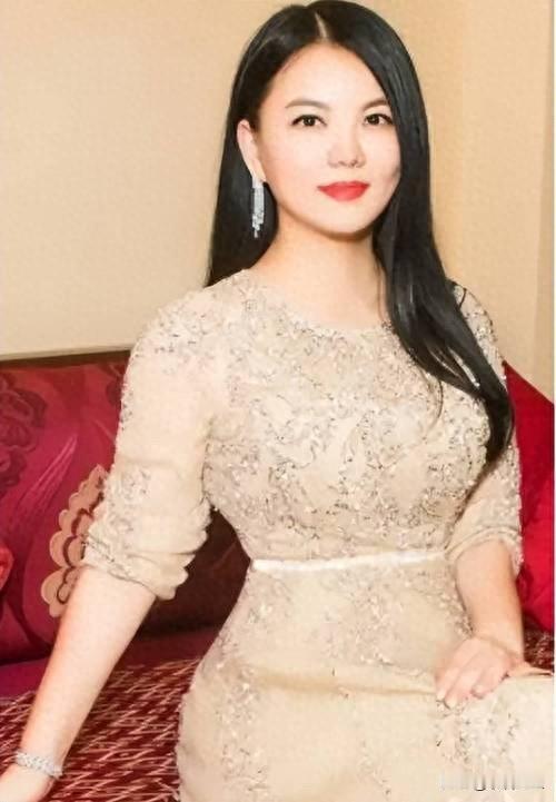 说实话  
我觉得李湘最让人佩服的，不是当年多红，也不是多有钱，而是49岁还能为