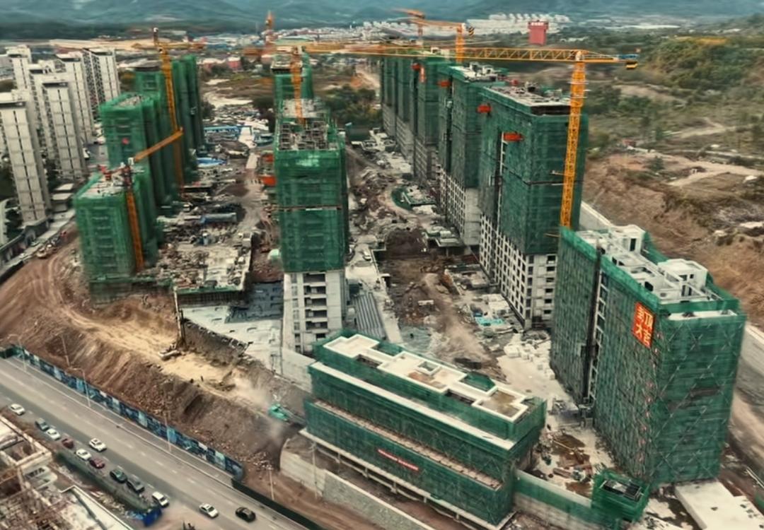 现在看来本溪人在居住条件方面还是很有讲究。闲来无事看到彩屯香溢府二期这十几栋楼房
