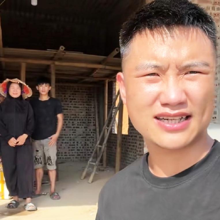 小潘和小秋从中国贵州农村老家如期返回越南。继续给小叔盖房子。小潘和小秋回家休息的
