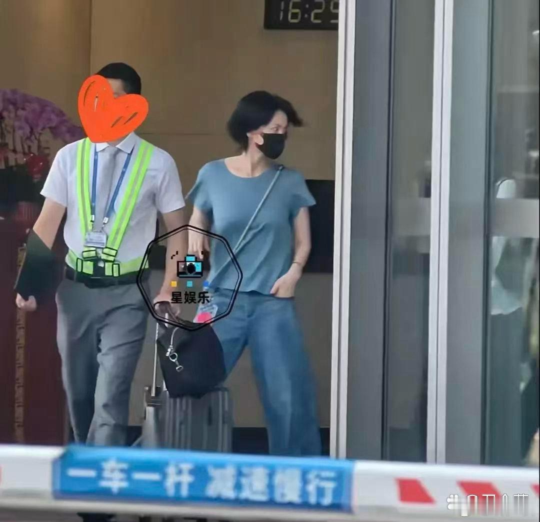 王菲放下身段接女儿李嫣回北京，却全程被女儿甩脸色 