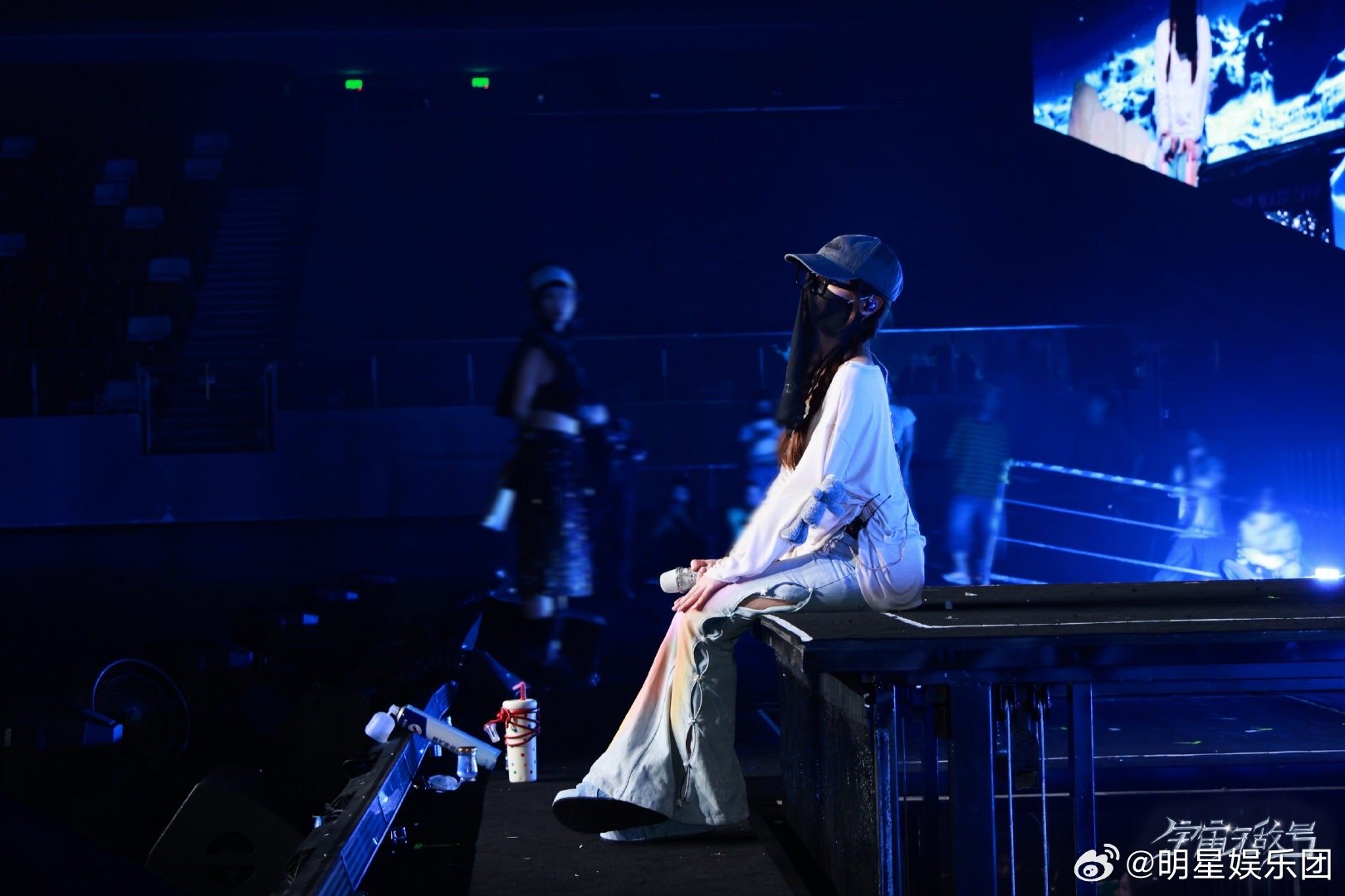 黄霄雲演唱会上座率黄霄雲演唱会凭借顶级Vocal实力、沉浸式舞台设计及粉丝深度互