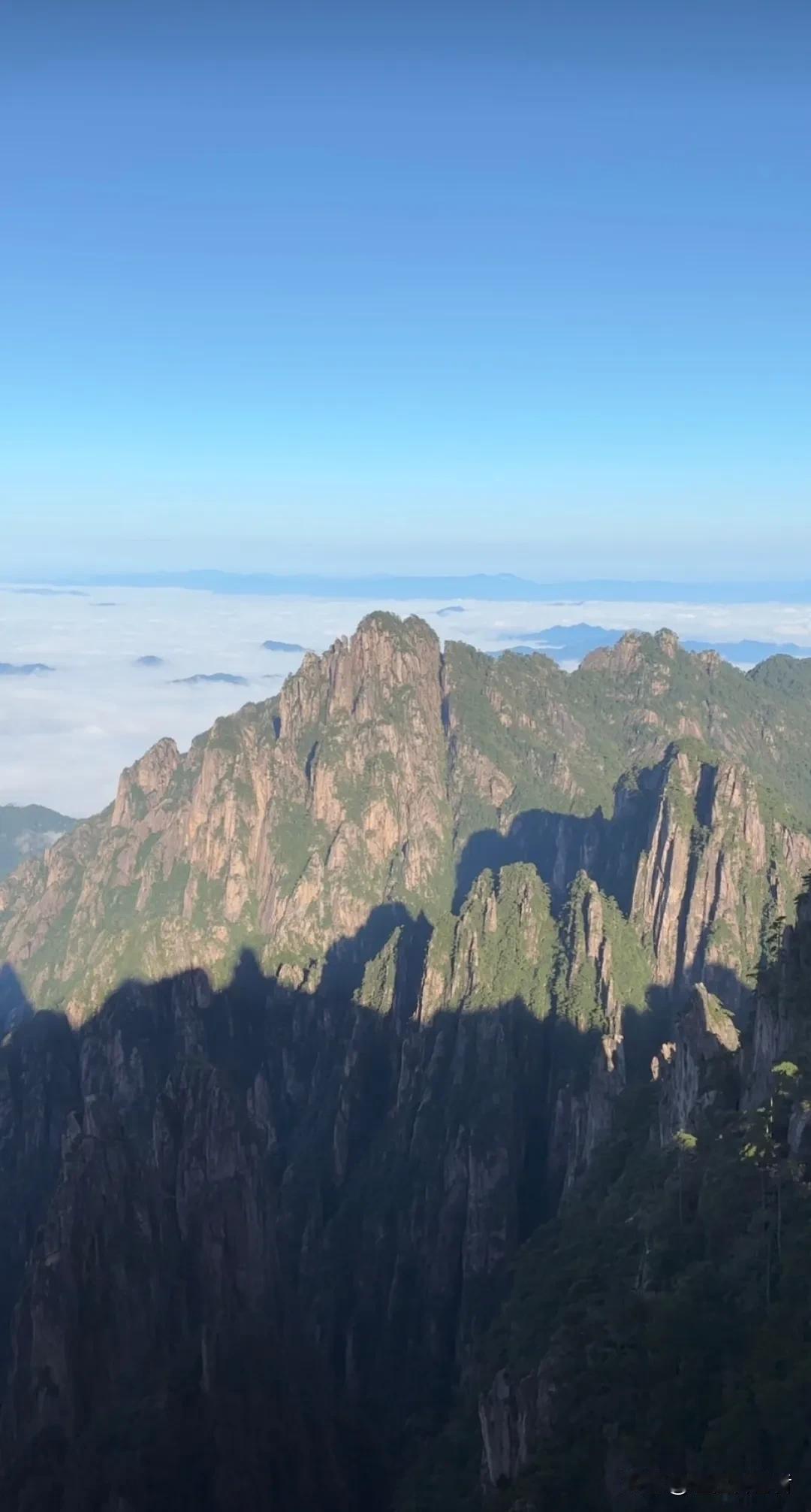 #上联：冬去千山秀，诚邀下联#
上联： 冬去千山秀，
下联:   春来万水蓝。
