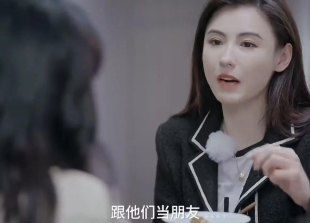 主持人：你是个什么样的妈妈
张柏芝：跟他们当朋友
完全不给他压力
比如说今天有补