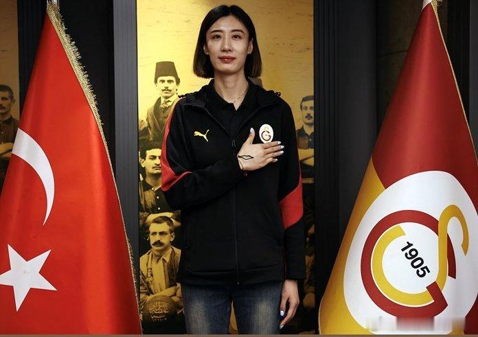 王媛媛留洋第一季 🎙️ 王媛媛：首先，我非常高兴能够加入加拉塔萨雷这个黄红大家