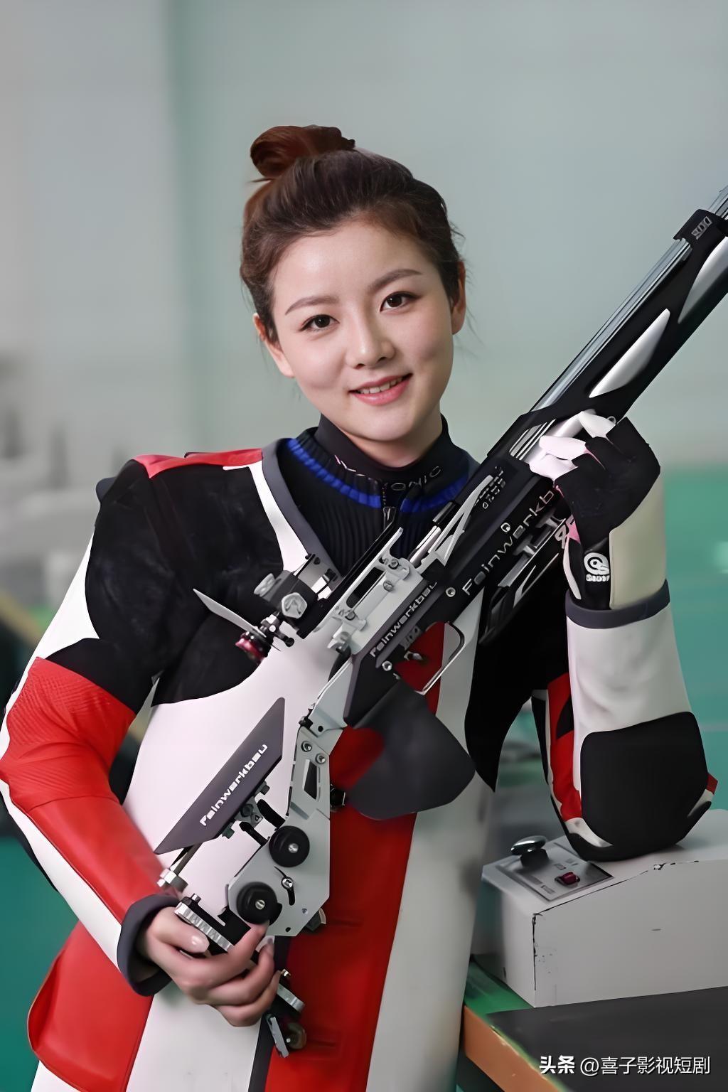 在“尖刀·使命”2026年全国公安特警挑战赛手枪射击项目中，公安部特勤局民警雒安