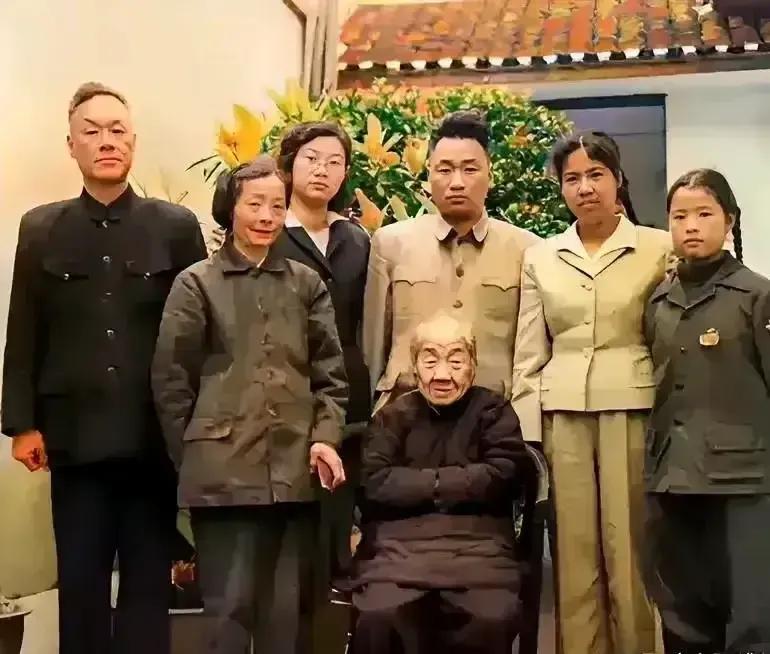 1962年，毛岸青携新婚妻子邵华及嫂子刘思齐，一同到长沙板仓为妈妈杨开慧扫墓，并
