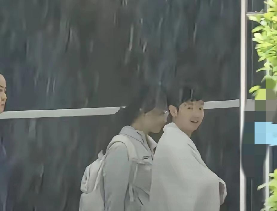 成都春雨里的那抹甜！莎莎这笑容太有感染力了🥹
 
成都的雨，带着春寒直往衣领里