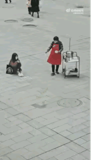 没看明白这画面是啥意思，感觉这个女孩和这个大妈的关系应该是母子关系，也许是女孩的