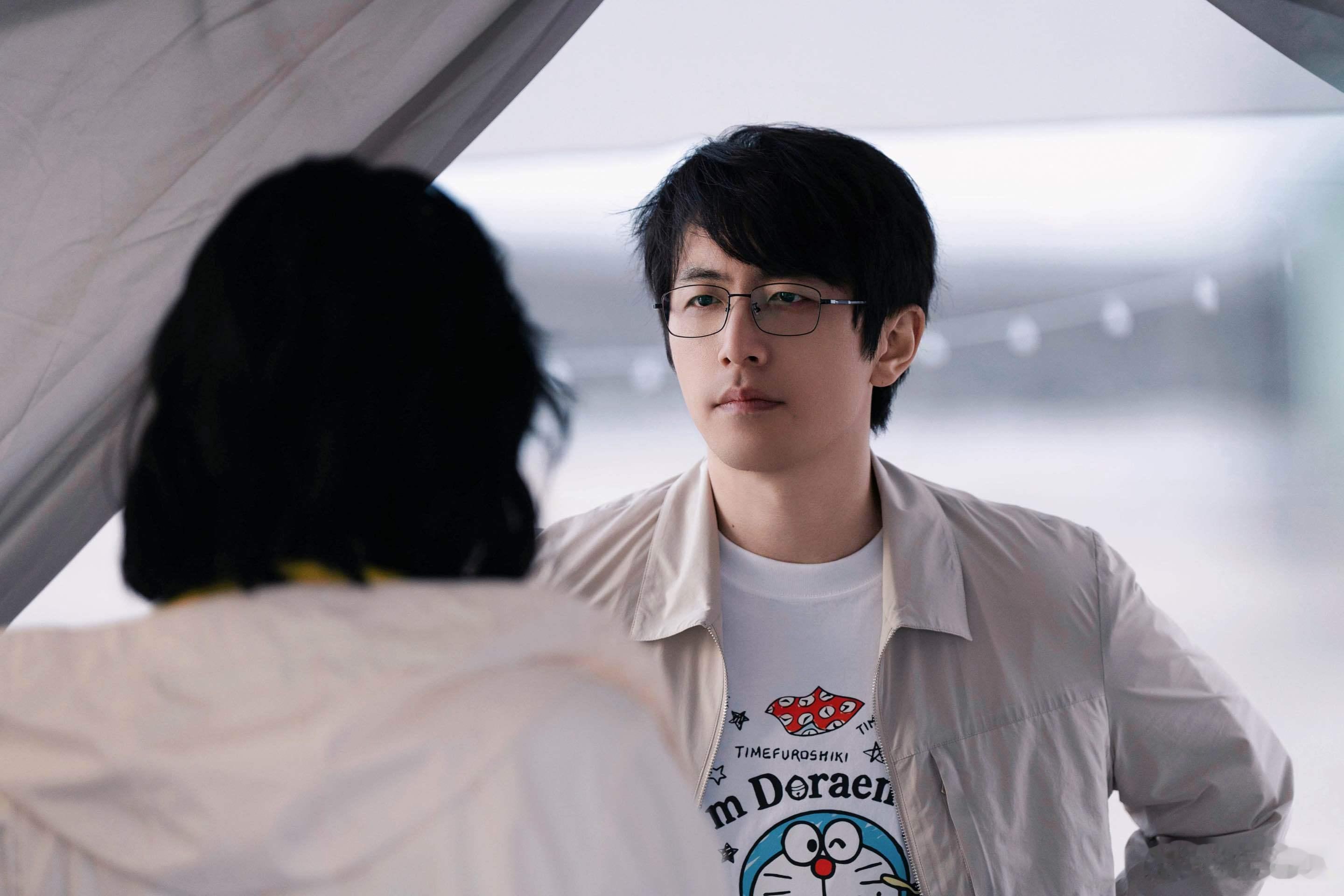 白客每个角色都在交五险一金 白客把社畜的“窝囊帅”演到了极致！那种任劳任怨却守底