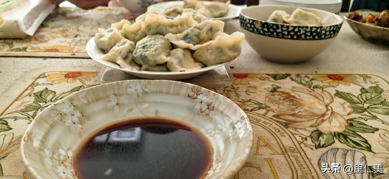 黄瓜饺子
 
菜园将尽的一棚青瓜
是入夏快朵颐后留存的回甘
那几株东北老黄瓜水土