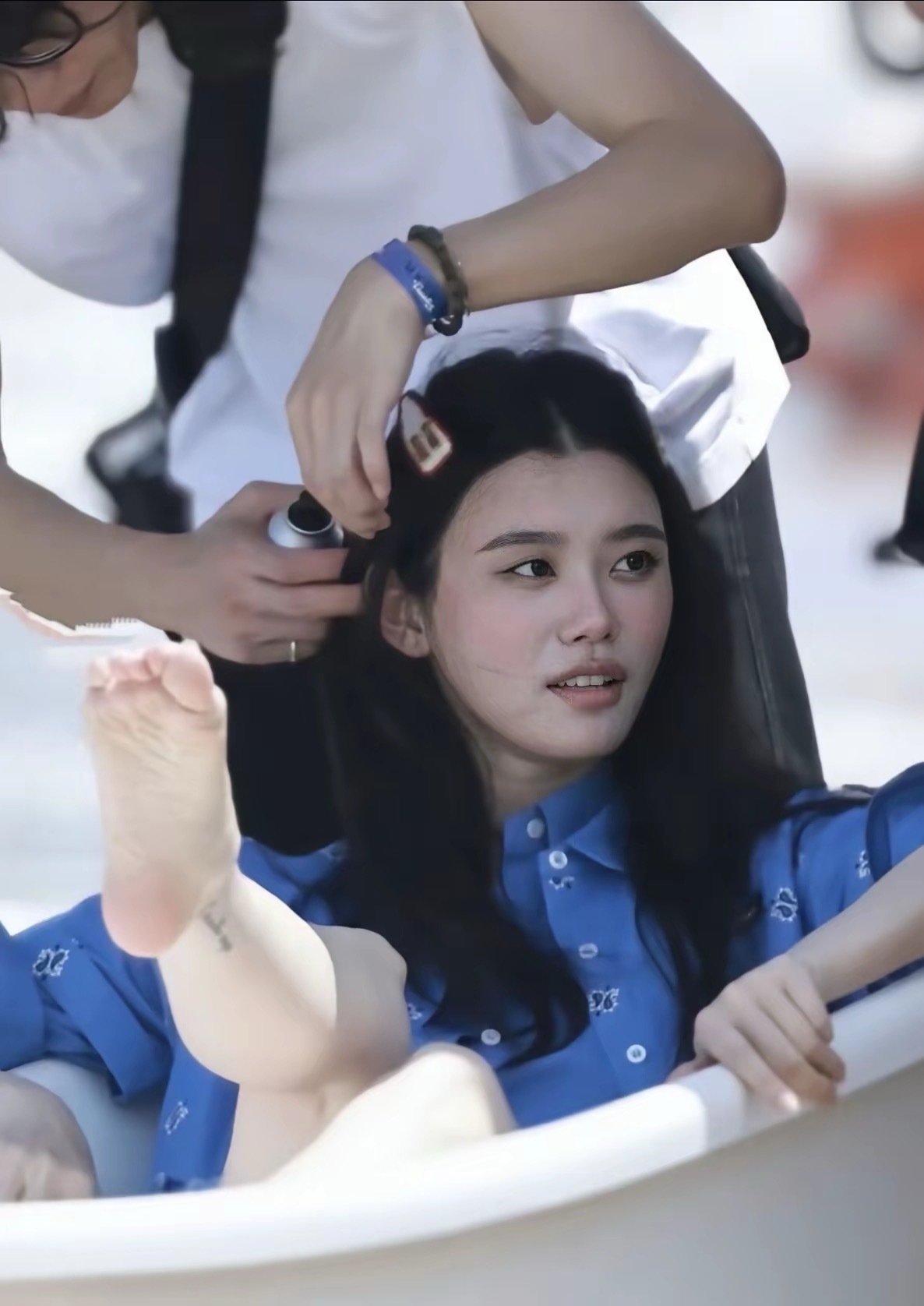 奚梦瑶个子那么高，脚却那么小 