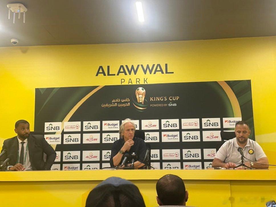 C罗[超话] C罗将来会像吉达联合教练换下本泽马那样被换下吗？热苏斯：“换人取决