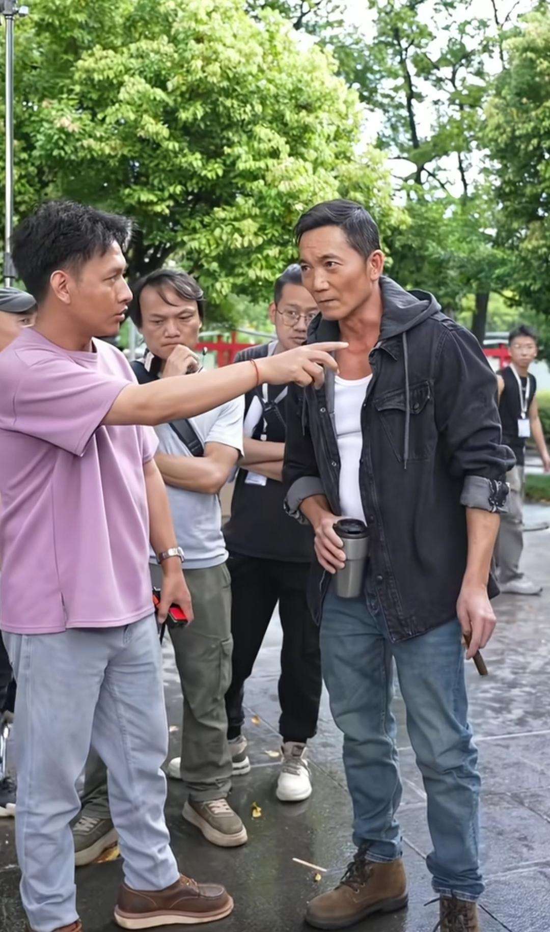 58岁邹兆龙，
在剧组还坚持锻炼，
网友看了都说别演反派了。

邹兆龙在很多电影