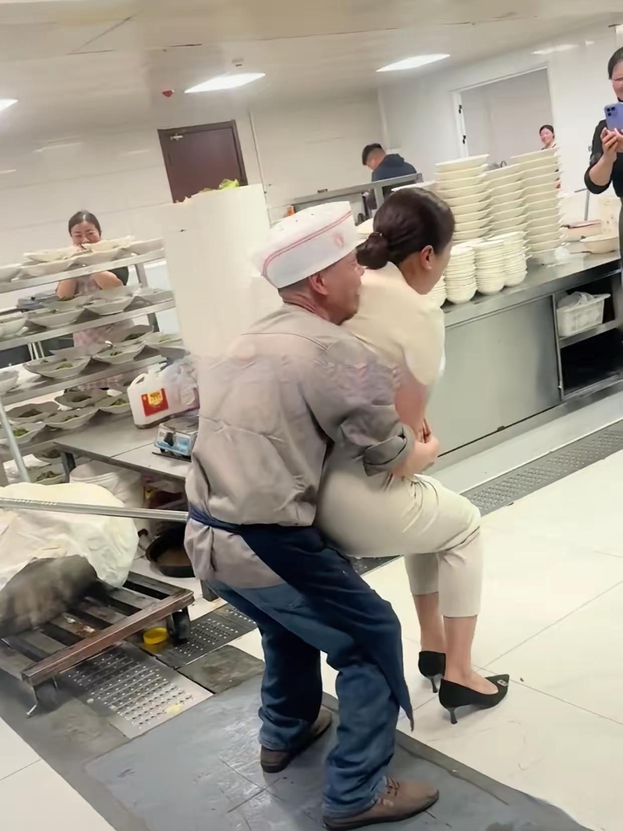 玩笑开过火，再暖心的氛围也变了味！
 
河北邯郸一家小饭庄，凭一段后厨视频意外爆