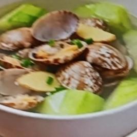 最近肝火太旺，整个人都烦躁得很。听人说多喝丝瓜汤能去火气，我就试了试。这丝瓜汤做