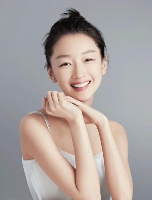 周冬雨一句“拍戏不算数”，直接把吻戏的遮羞布给撕了。
我跟圈里混久了，这种大实话