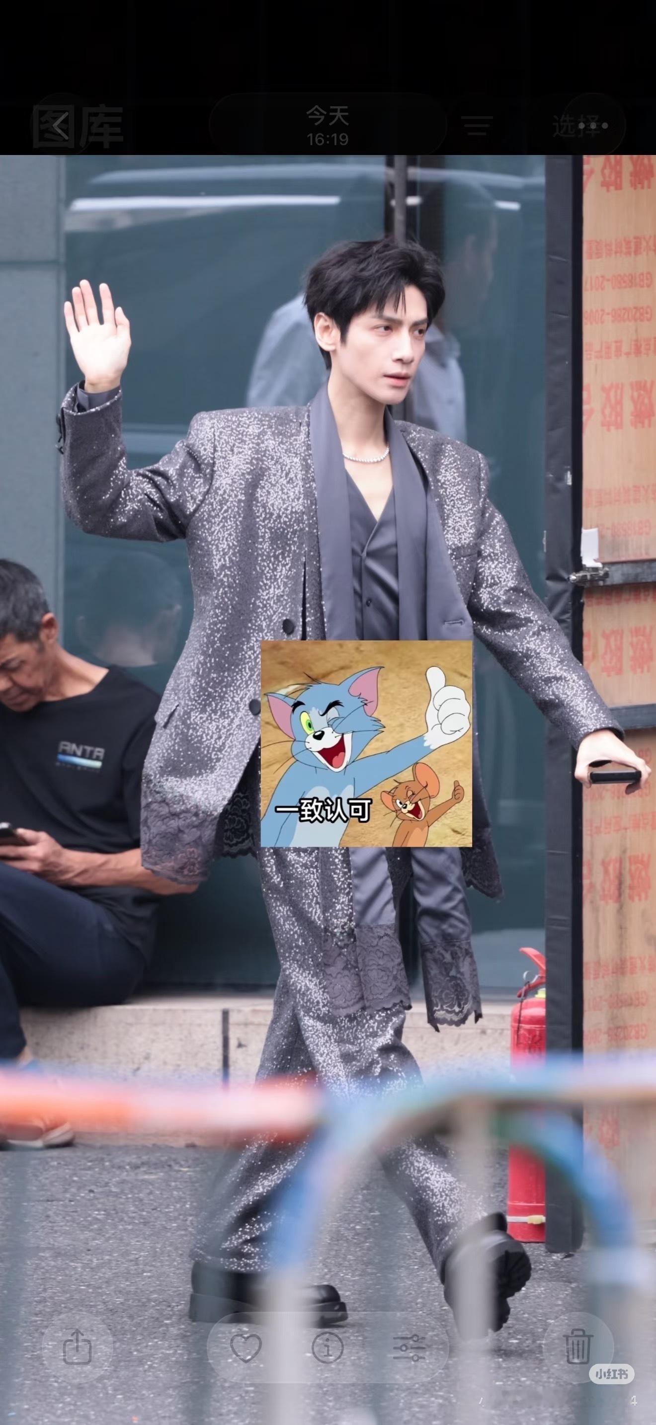 哇哇哇来了来了，灰色的很少见他穿！！ 
