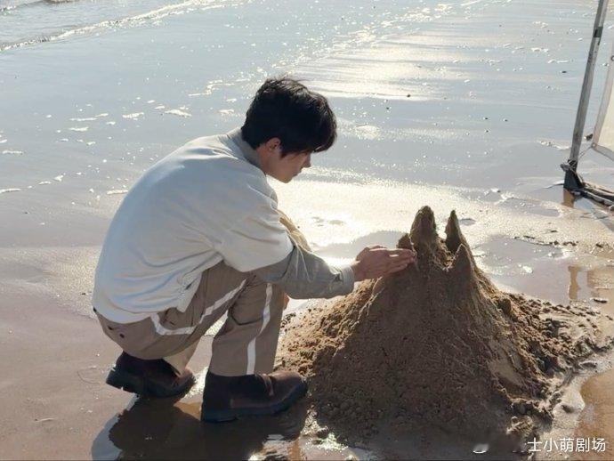 易烊千玺这个手好像一只千纸鹤易烊千玺纤细修长的手自带灵气，不经意的姿态宛如千纸鹤