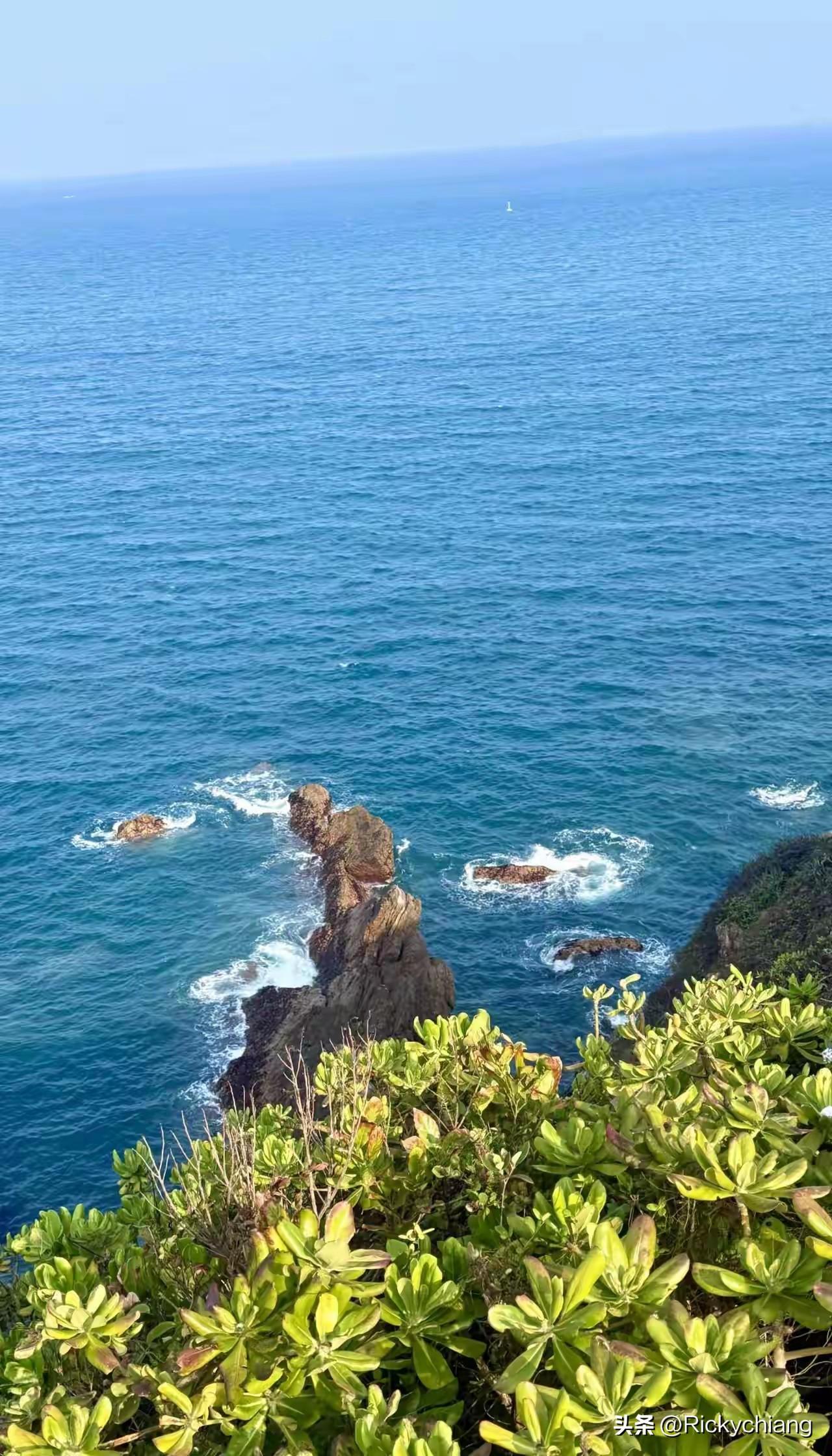 晒出你的本地生活美人鱼的拍摄地——深圳杨梅坑。海水质量一流，外地游客想看海爬山的