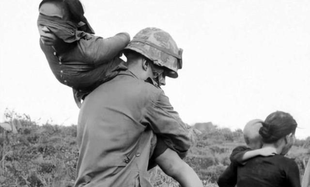 1959年，一名美国士兵，俘虏了一名美丽的 越南 女士兵，那名女士兵突然脱下了自