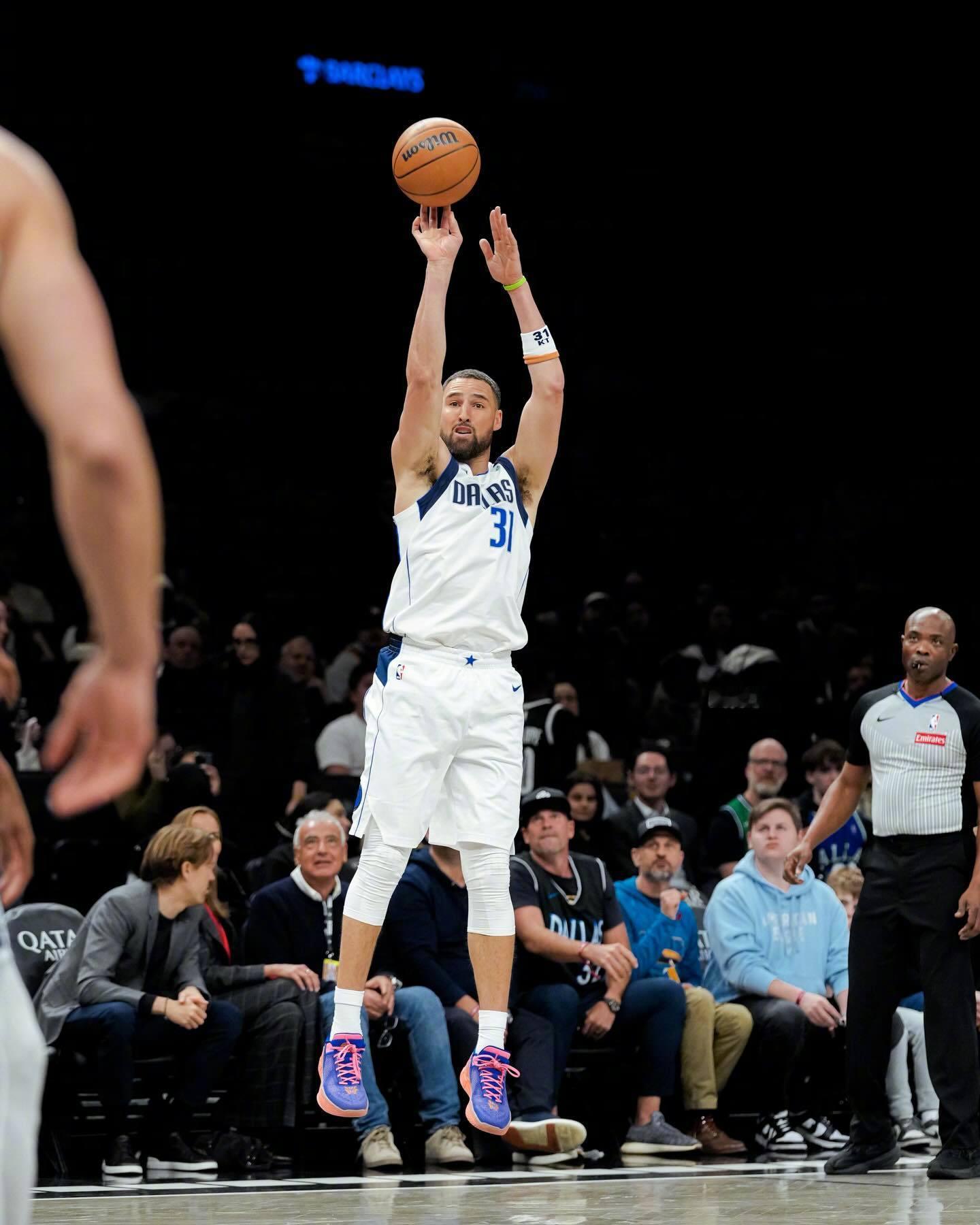 独行侠迎来两连胜，克莱晒照：“又是美好的一天！”今天克莱12中6，拿下了17分2