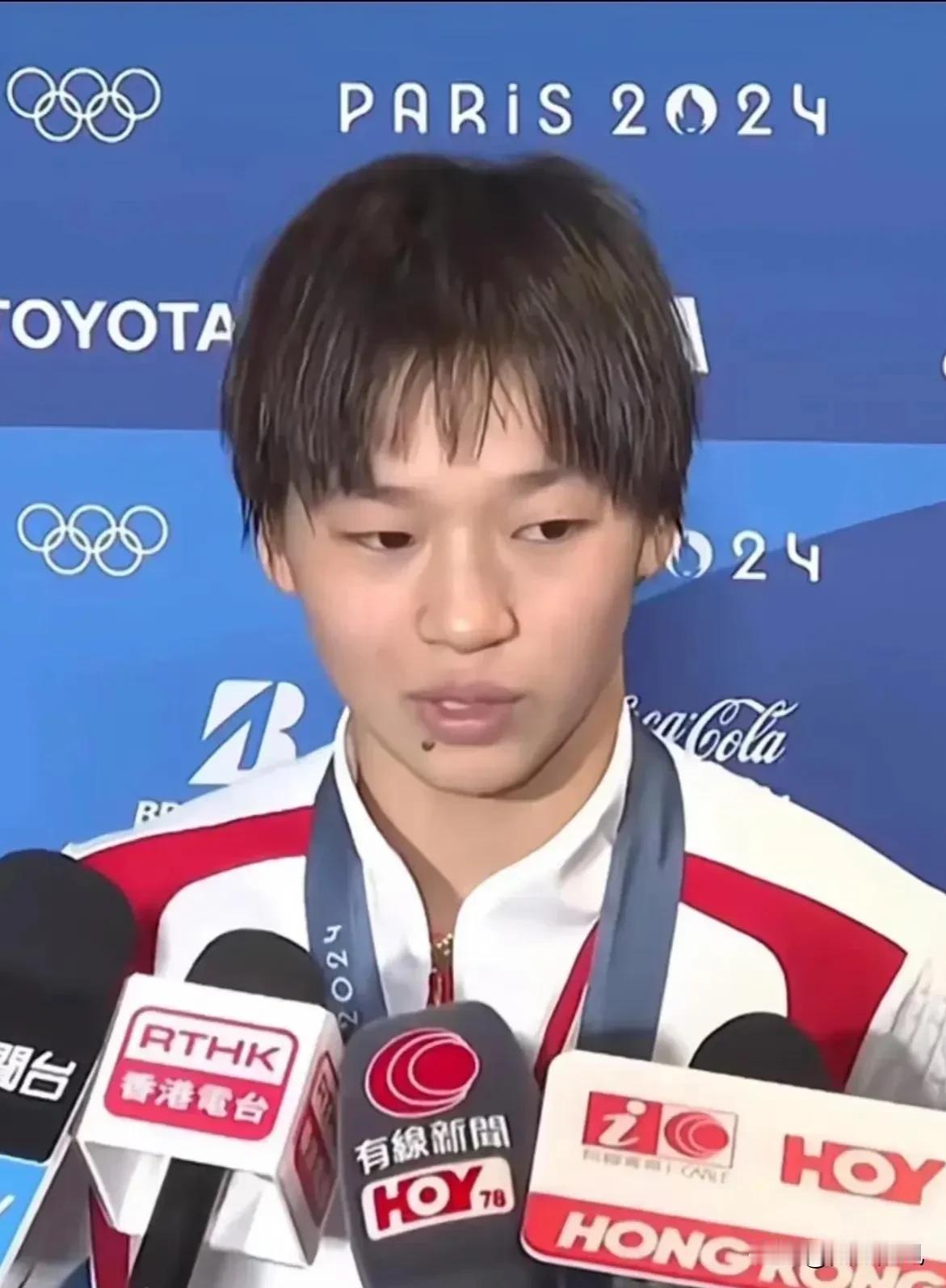 全红婵再度成为热搜焦点，但此番缘由非同寻常。这次不是因为她跳水时的完美“水花消失