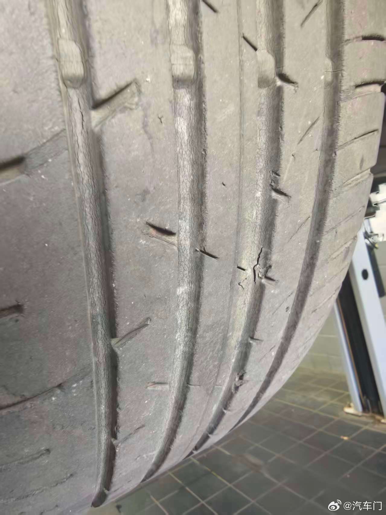 车主投诉【奥迪Q3 Sportback原车厂四条轮胎均开裂要求厂家免费更换】车主