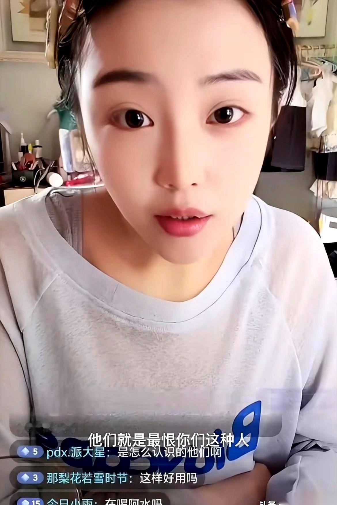 她说，他们最恨的就是你们这种人。
一句“别惹这位大姐了，我求求你们了”，听着像是