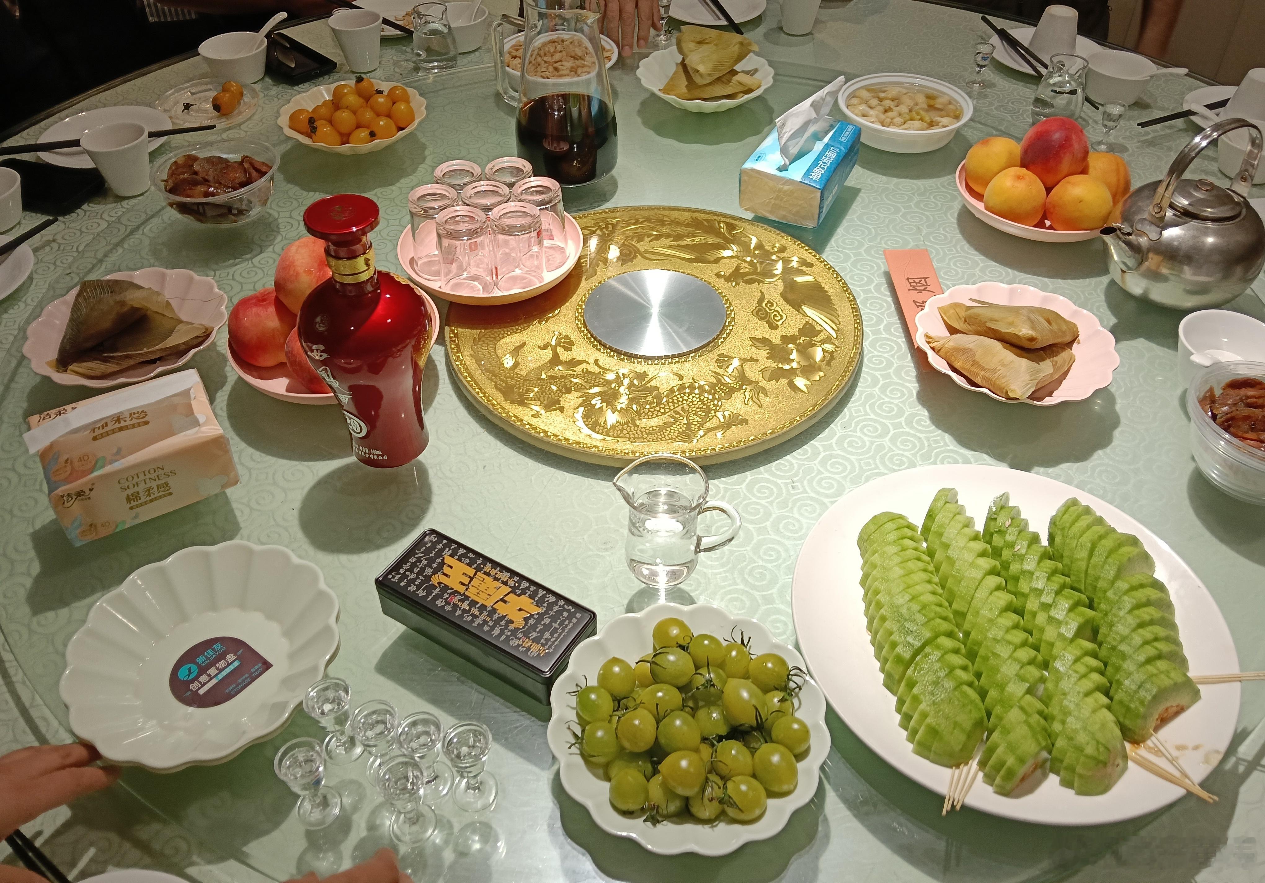 【美食呈现真情】一桌美食，一腔真情。感谢老师！感谢两位班长！希望进步，我们与老师