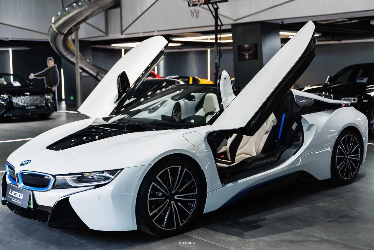 宝马 i8 会是你曾经的初恋吗？
有幸收到了一台难得的一手车还是敞篷版本的
公里