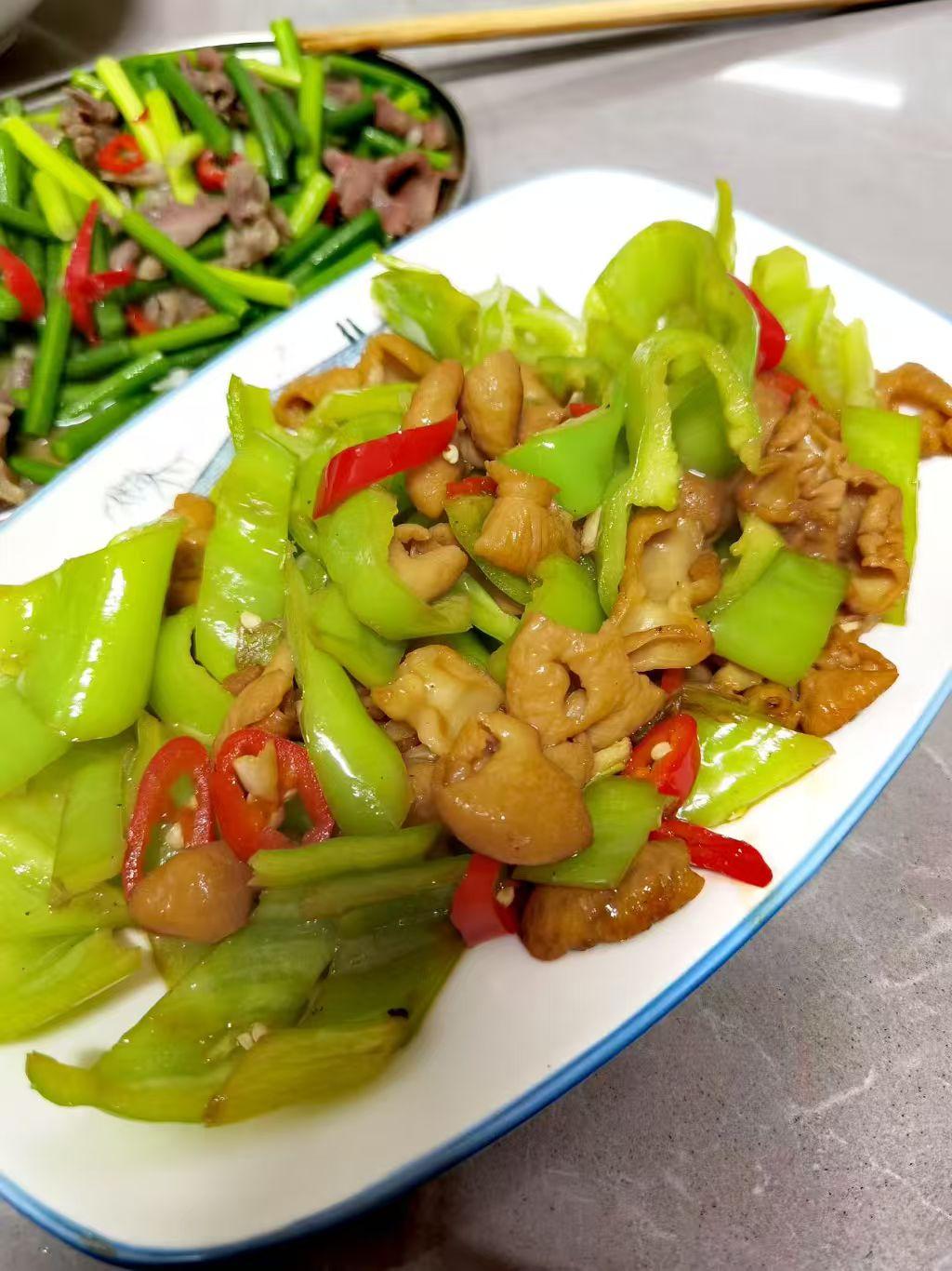 色香味俱全的青椒炒大肠，牛肉炒蒜苔，家常美味！